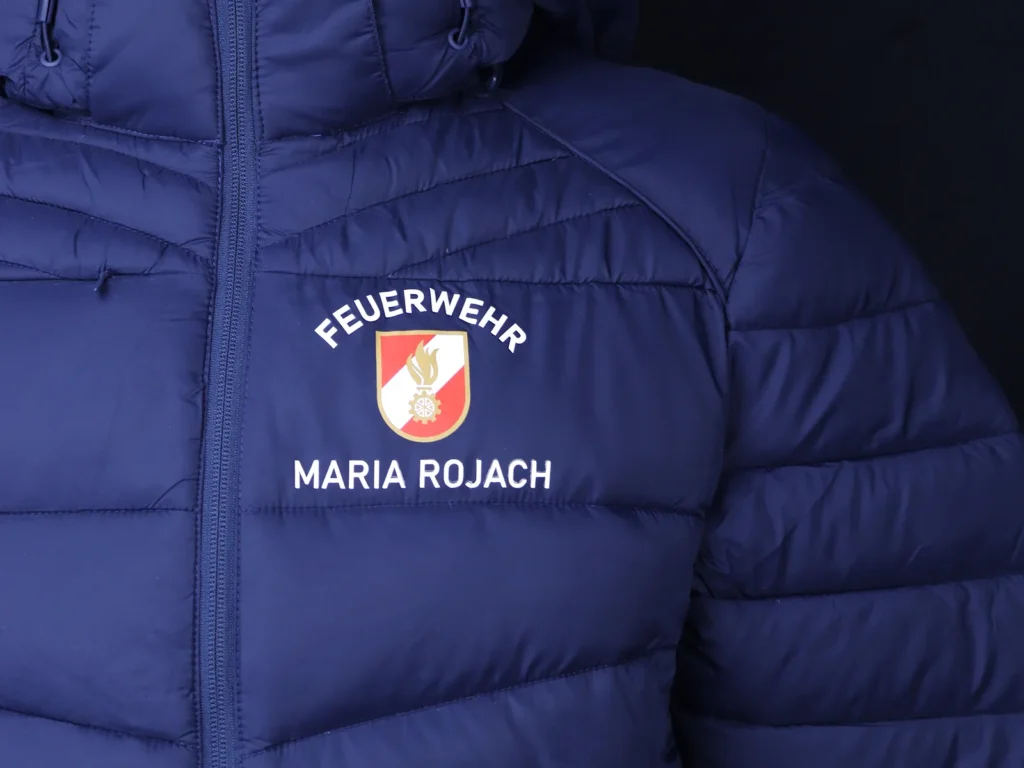 Dunkelblaue Steppjacke mit gesticktem Feuerwehr-Wappen