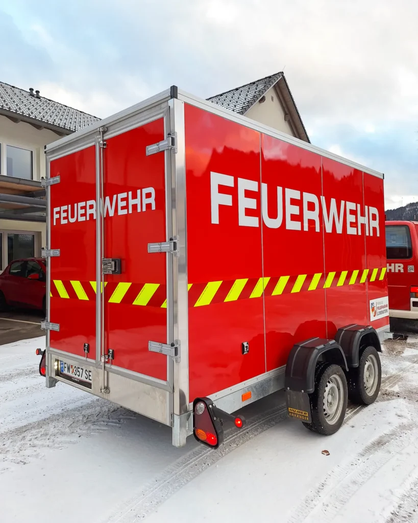 Feuerwehranhänger mit großer Aufschrift „Feuerwehr“ von hinten