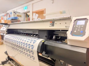 Drucker druckt Aufkleberbögen mit Vereinswappen