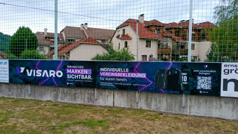 VISARO Werbebanner am Zaun eines Sportplatzes