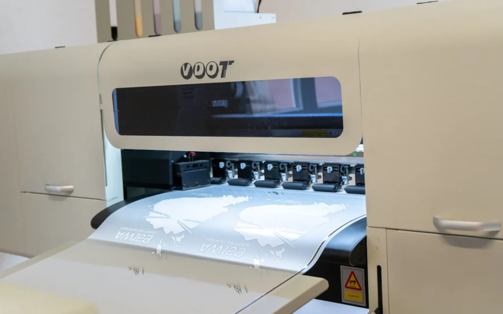 DTF-Drucker mit ausgegebener Transferfolie