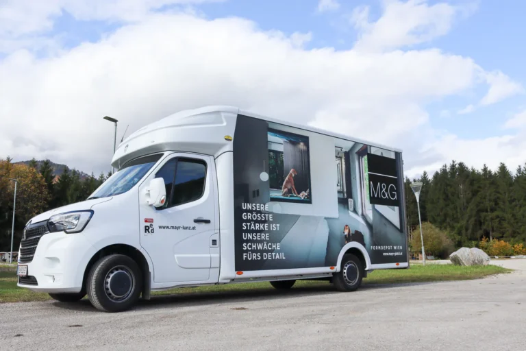 Pferdetransporter mit vollflächigem Fotodruck und Beschriftung