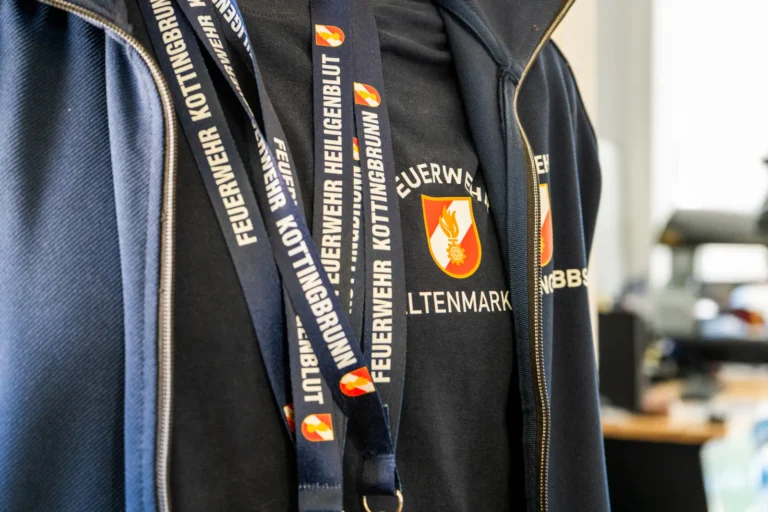 Bedruckte Feuerwehr-Lanyards über einer Jacke