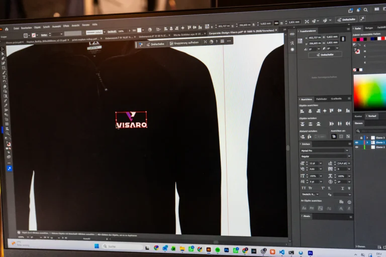Bildschirm mit der Platzierung eines Logos auf einem schwarzen Langarmshirt
