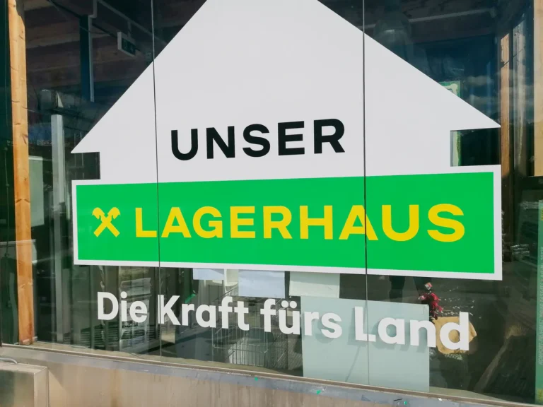Schaufensterbeschriftung mit Logo und Schriftzug „Die Kraft fürs Land“