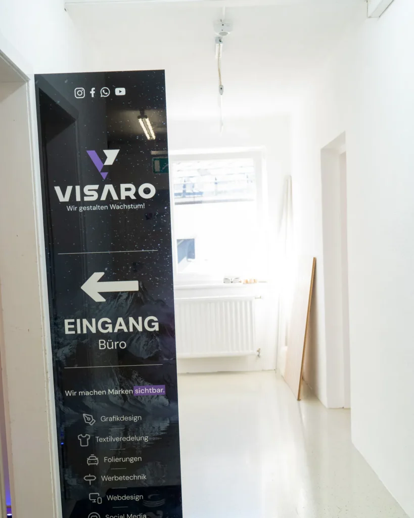 Freistehende Stele mit VISARO Logo und Wegweiser zum Eingang