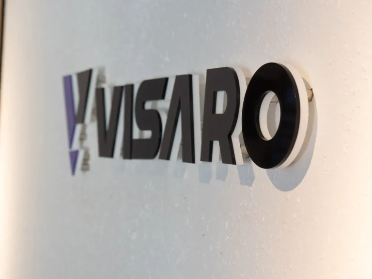 VISARO Logo als Wandbuchstaben, schräg fotografiert